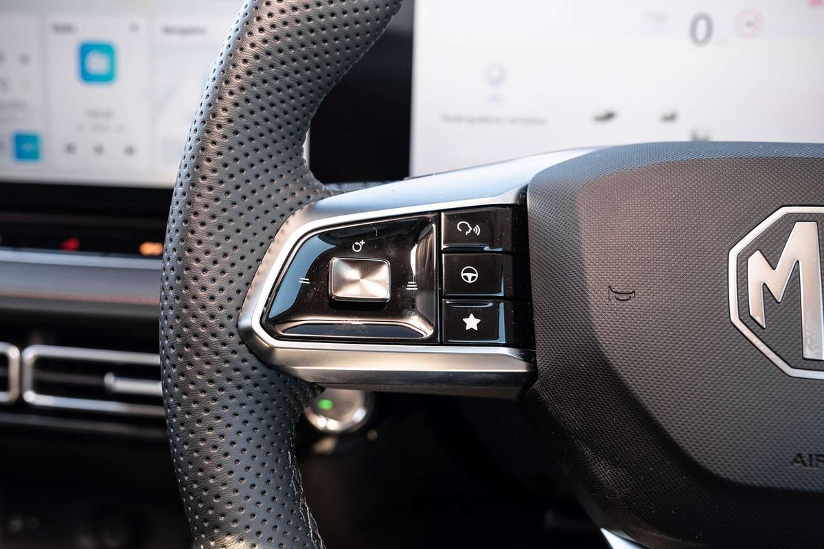 2025 MG HS Essence AS33