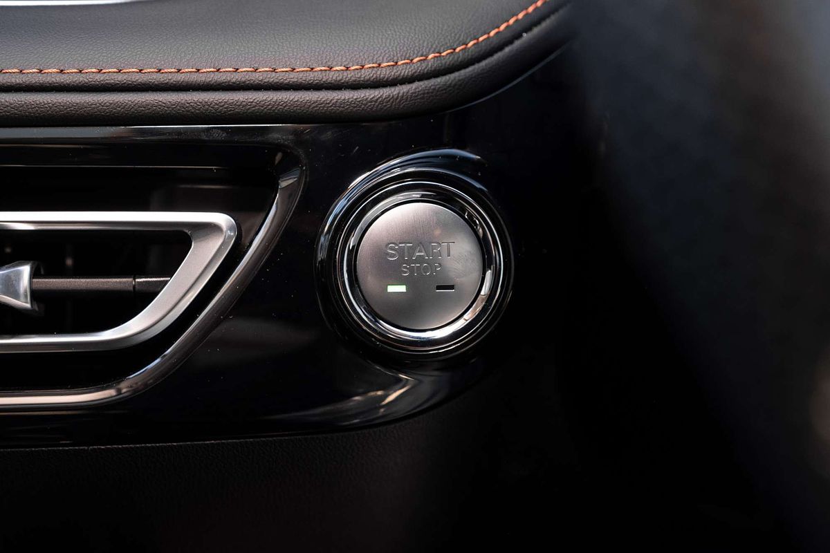 2025 MG HS Essence AS33