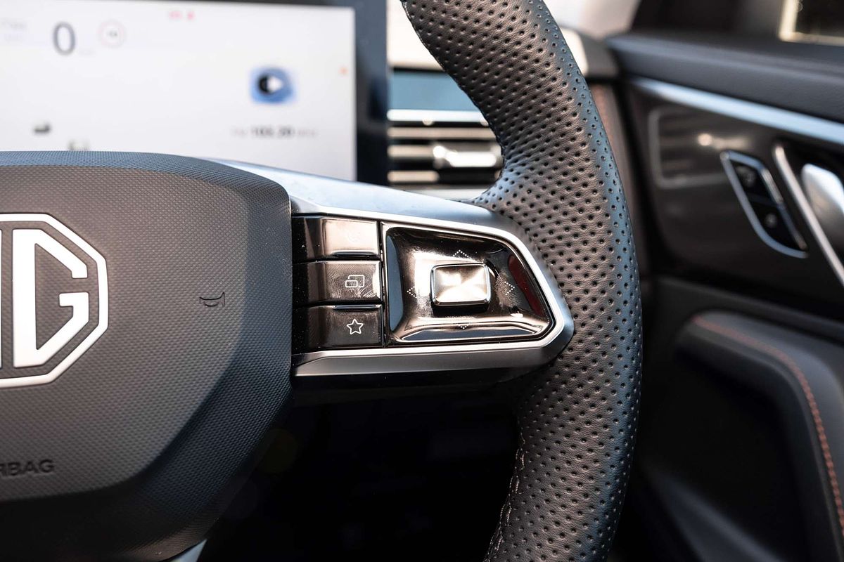 2025 MG HS Essence AS33