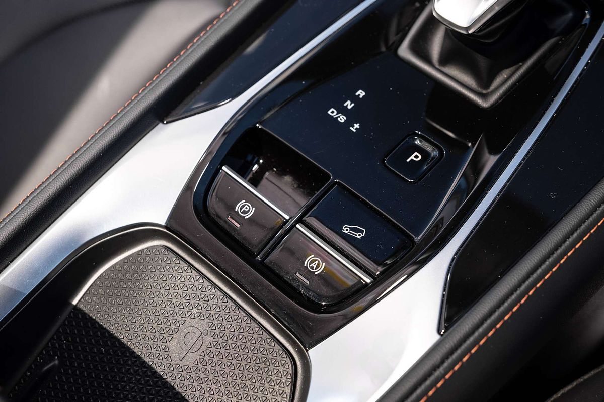 2025 MG HS Essence AS33