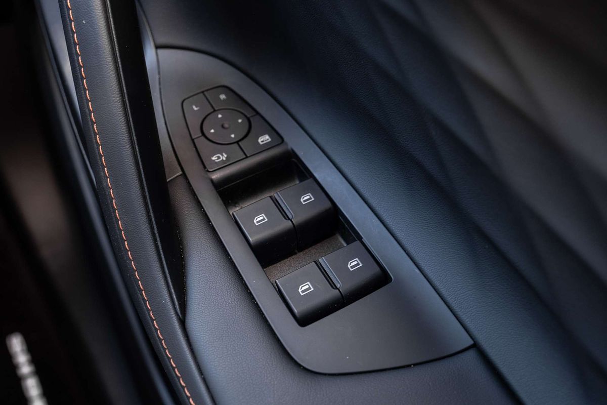 2025 MG HS Essence AS33