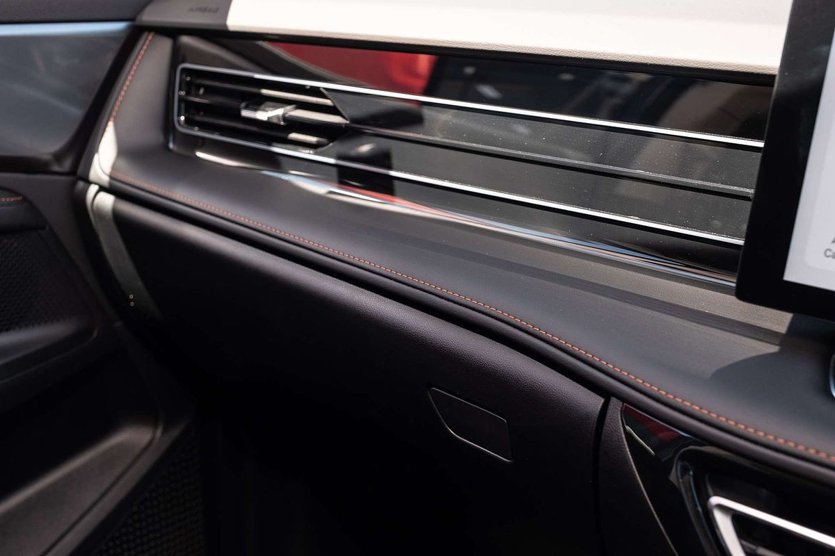 2025 MG HS Essence AS33