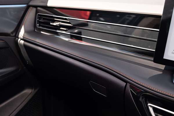 2025 MG HS Essence AS33