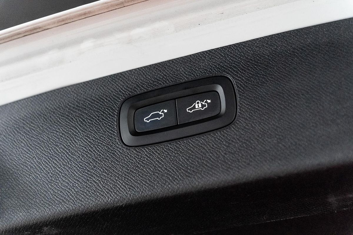 2016 Volvo XC90 T8 R-Design