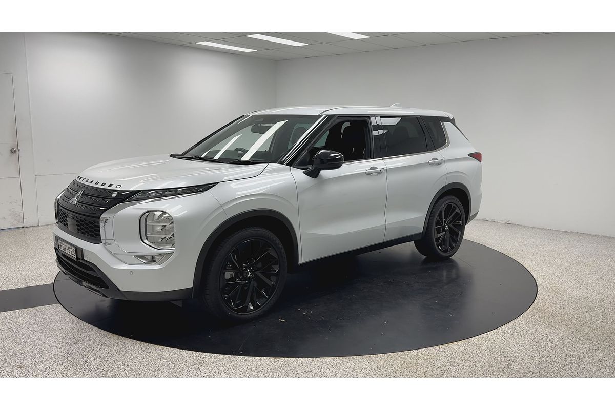 2023 Mitsubishi Outlander LS Black Edition ZM