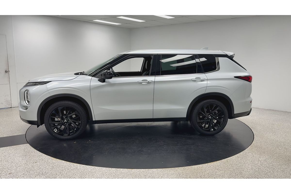 2023 Mitsubishi Outlander LS Black Edition ZM