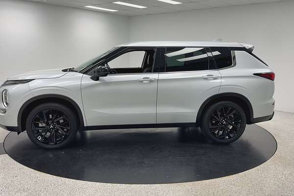 2023 Mitsubishi Outlander LS Black Edition ZM