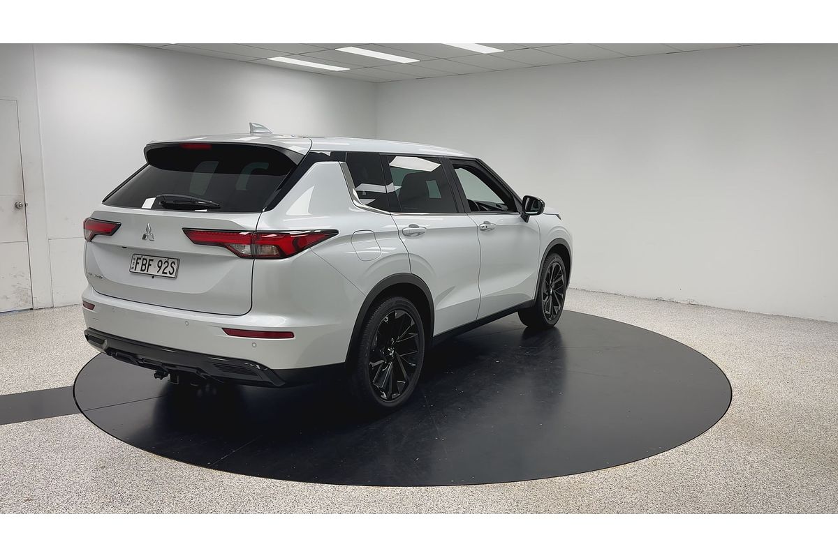 2023 Mitsubishi Outlander LS Black Edition ZM