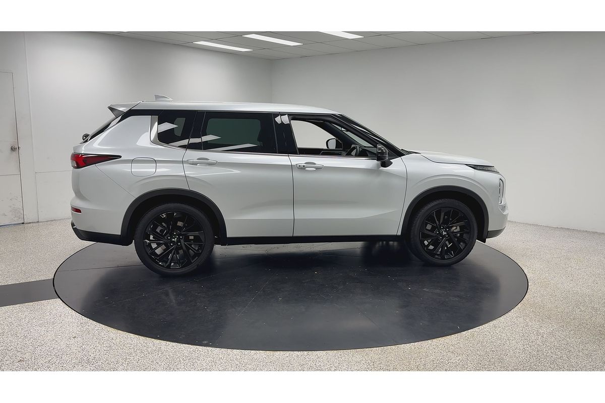 2023 Mitsubishi Outlander LS Black Edition ZM