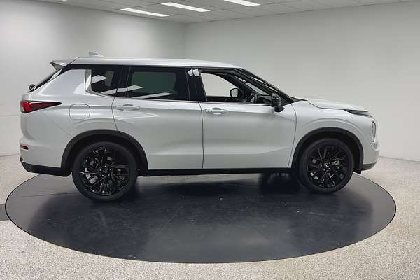 2023 Mitsubishi Outlander LS Black Edition ZM