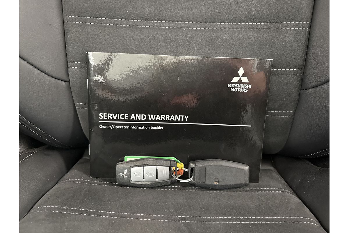 2023 Mitsubishi Outlander LS Black Edition ZM