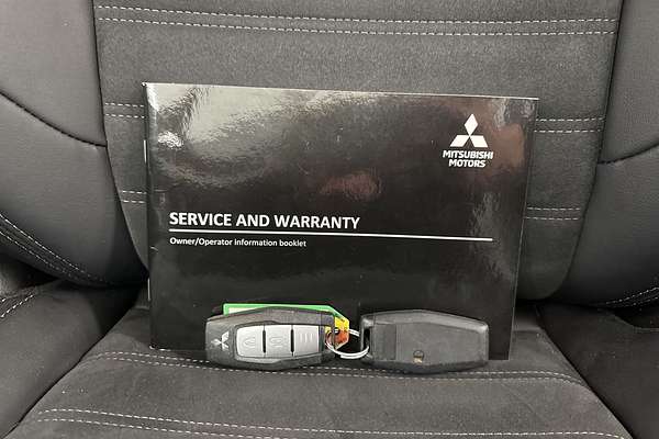 2023 Mitsubishi Outlander LS Black Edition ZM