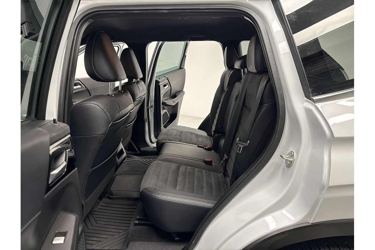 2023 Mitsubishi Outlander LS Black Edition ZM