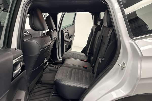 2023 Mitsubishi Outlander LS Black Edition ZM