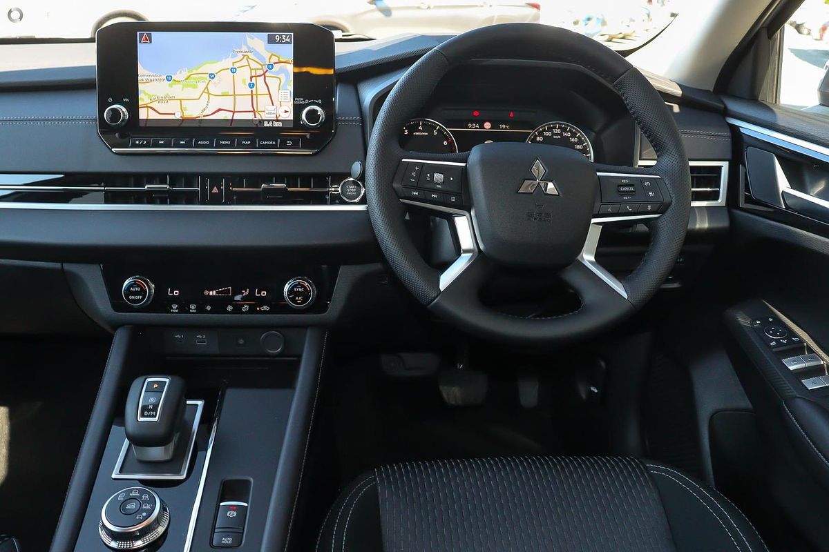 2025 Mitsubishi Outlander LS ZM