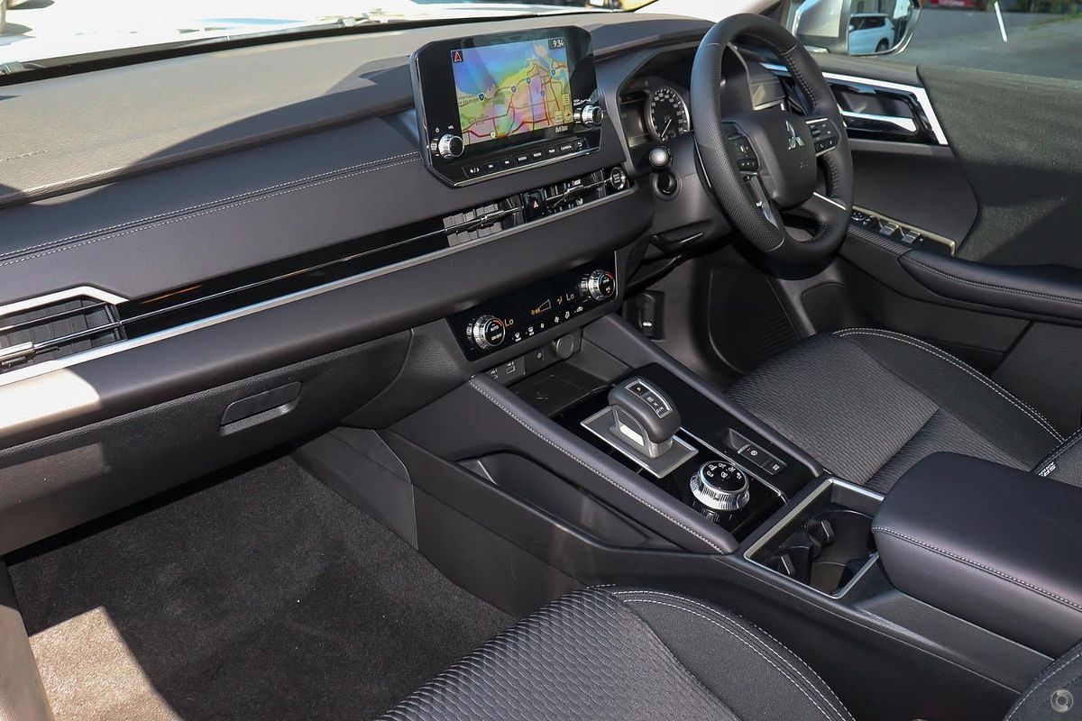 2025 Mitsubishi Outlander LS ZM