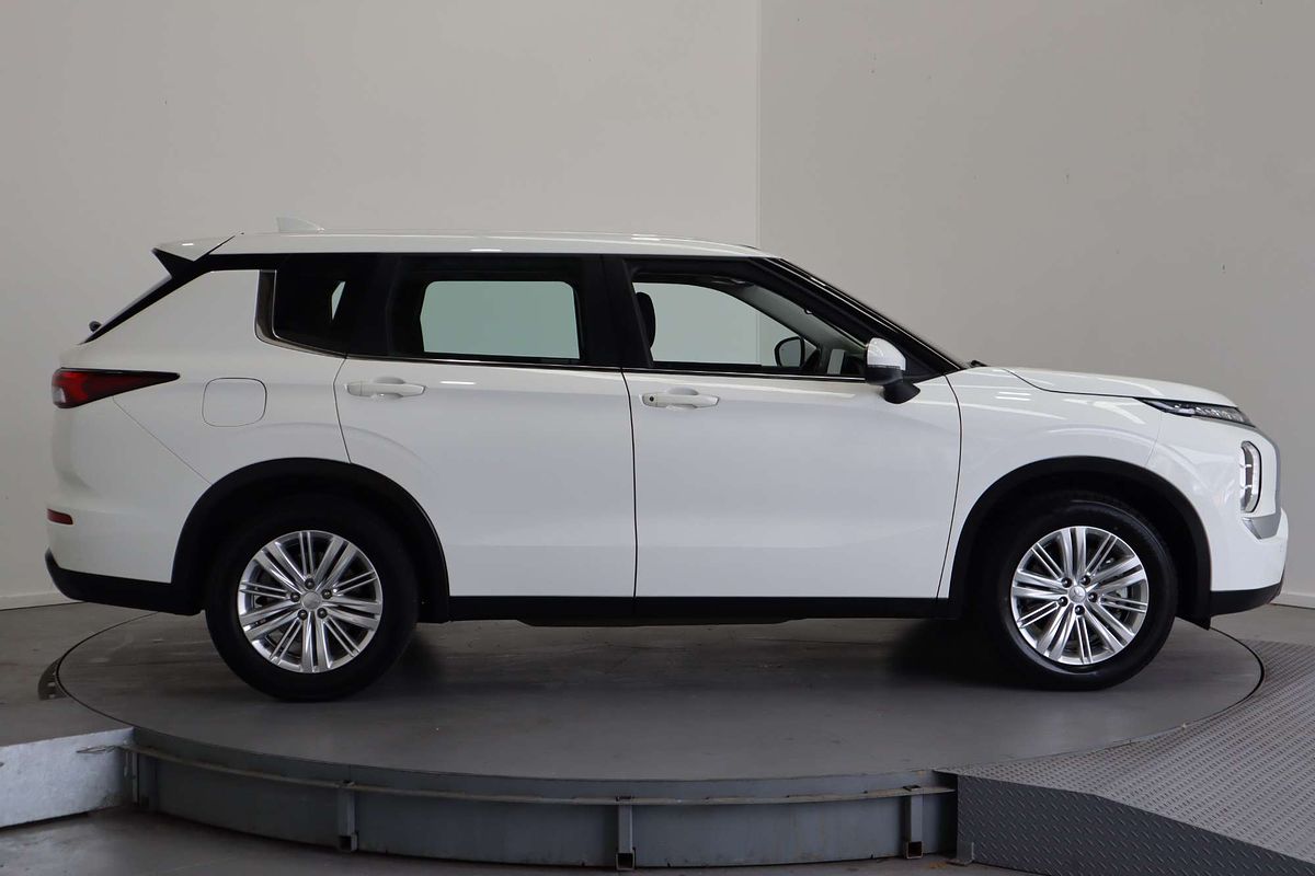 2023 Mitsubishi Outlander ES ZM