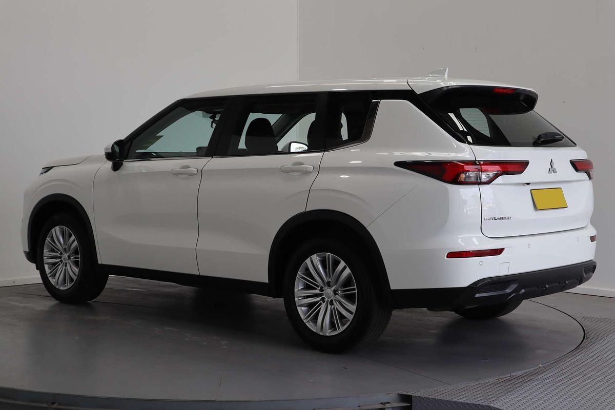 2023 Mitsubishi Outlander ES ZM