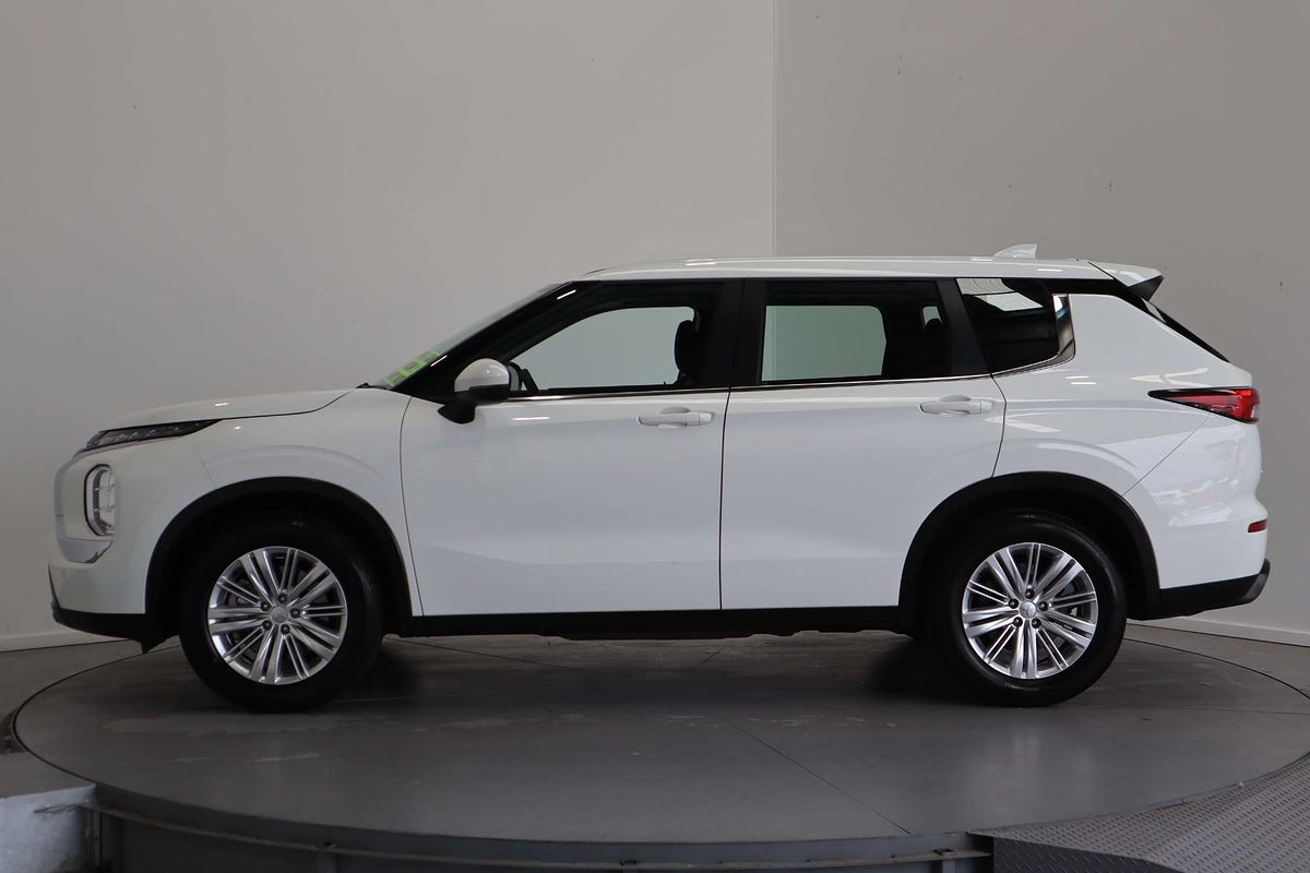 2023 Mitsubishi Outlander ES ZM