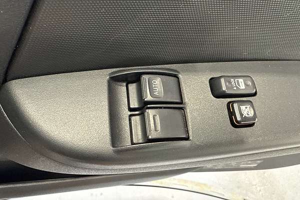 2016 Toyota Hiace Commuter KDH223R ELWB High Roof