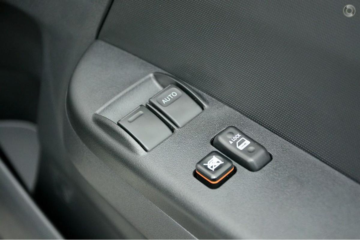 2013 Toyota Hiace TRH201R LWB