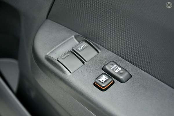 2013 Toyota Hiace TRH201R LWB