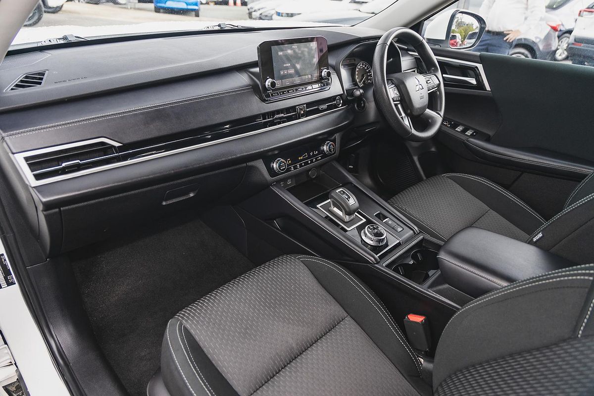 2023 Mitsubishi Outlander ES ZM