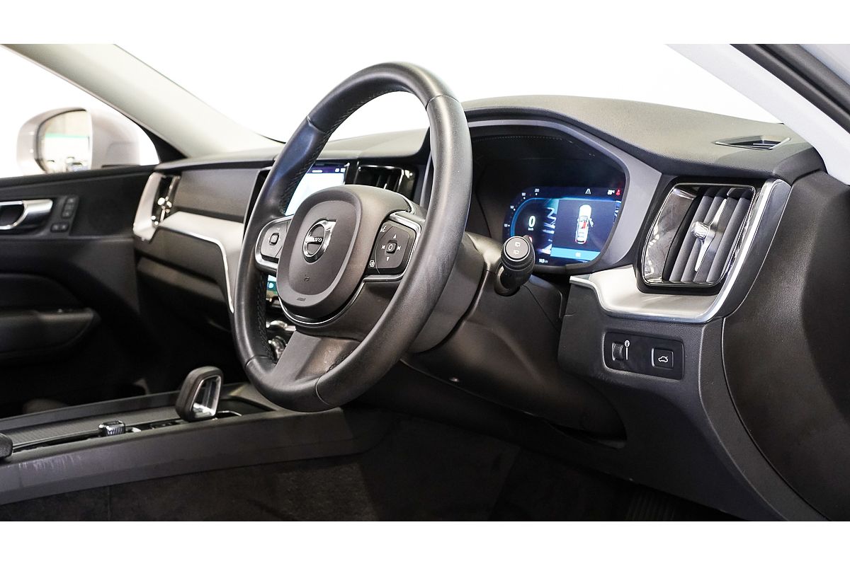 2022 Volvo XC60 B5 Momentum