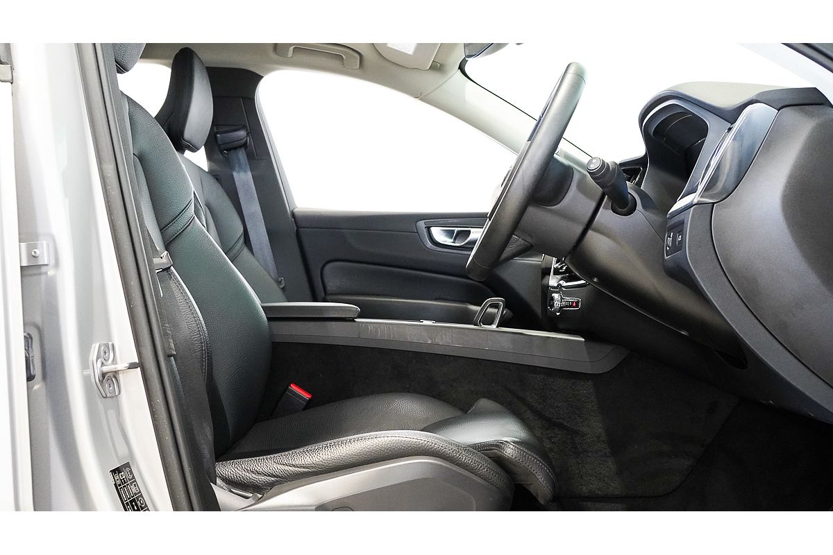 2022 Volvo XC60 B5 Momentum