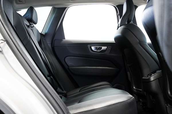 2022 Volvo XC60 B5 Momentum