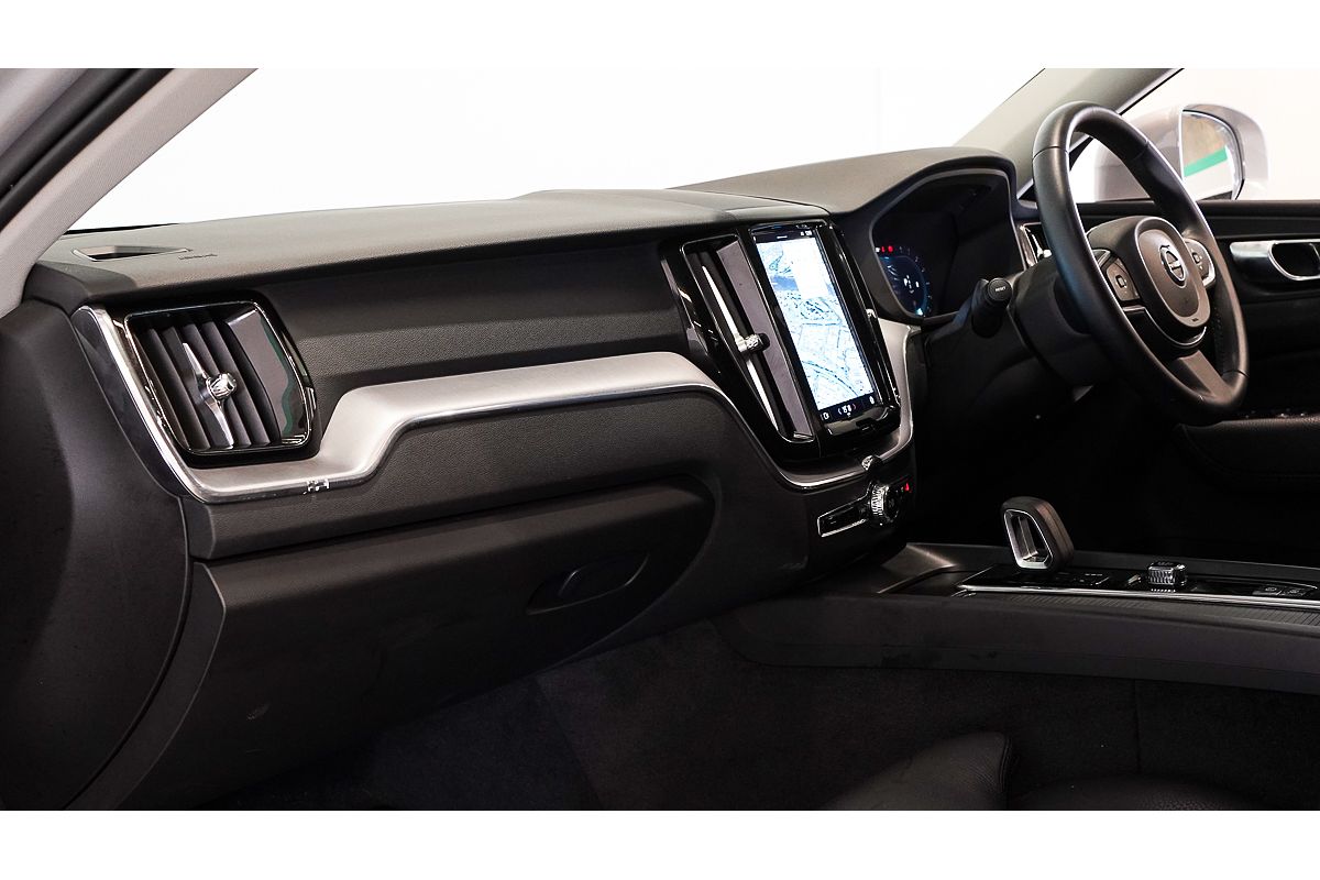 2022 Volvo XC60 B5 Momentum