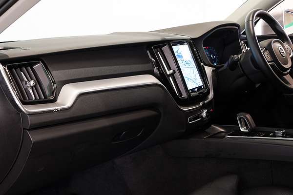 2022 Volvo XC60 B5 Momentum