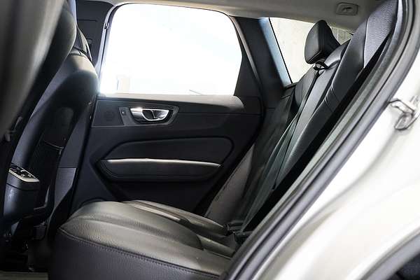 2022 Volvo XC60 B5 Momentum