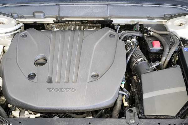 2022 Volvo XC60 B5 Momentum