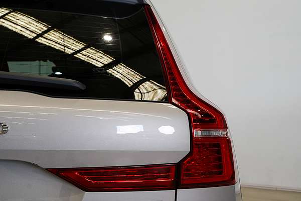 2022 Volvo XC60 B5 Momentum