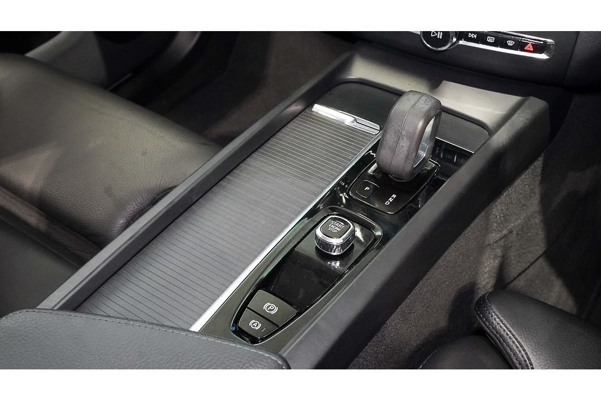 2022 Volvo XC60 B5 Momentum