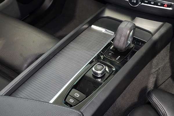 2022 Volvo XC60 B5 Momentum