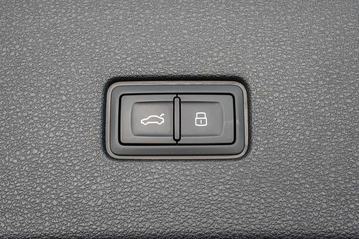 2024 Audi Q8 50 TDI S line F1