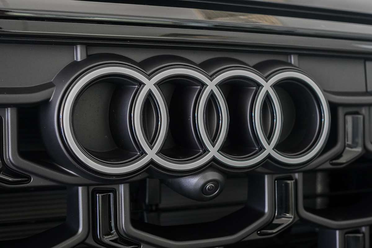 2024 Audi Q8 50 TDI S line F1