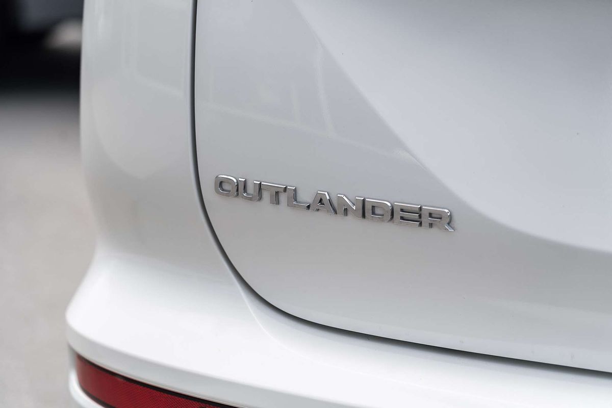 2025 Mitsubishi Outlander ES ZM