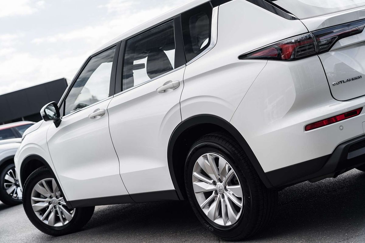 2025 Mitsubishi Outlander ES ZM