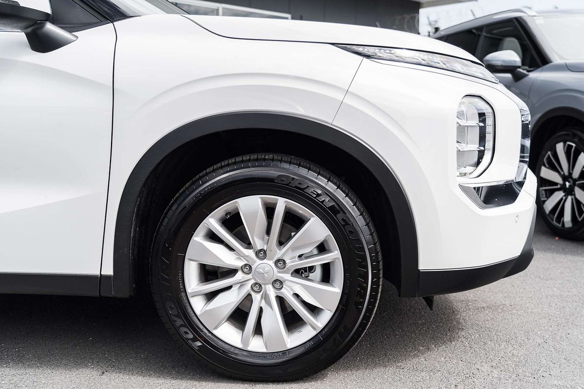 2025 Mitsubishi Outlander ES ZM