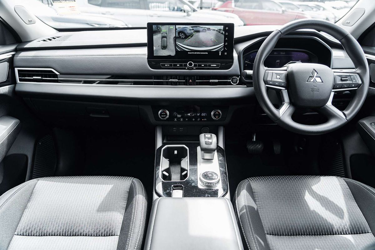 2025 Mitsubishi Outlander ES ZM