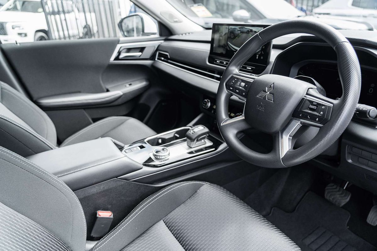 2025 Mitsubishi Outlander ES ZM