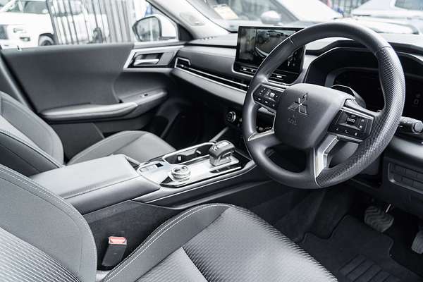 2025 Mitsubishi Outlander ES ZM