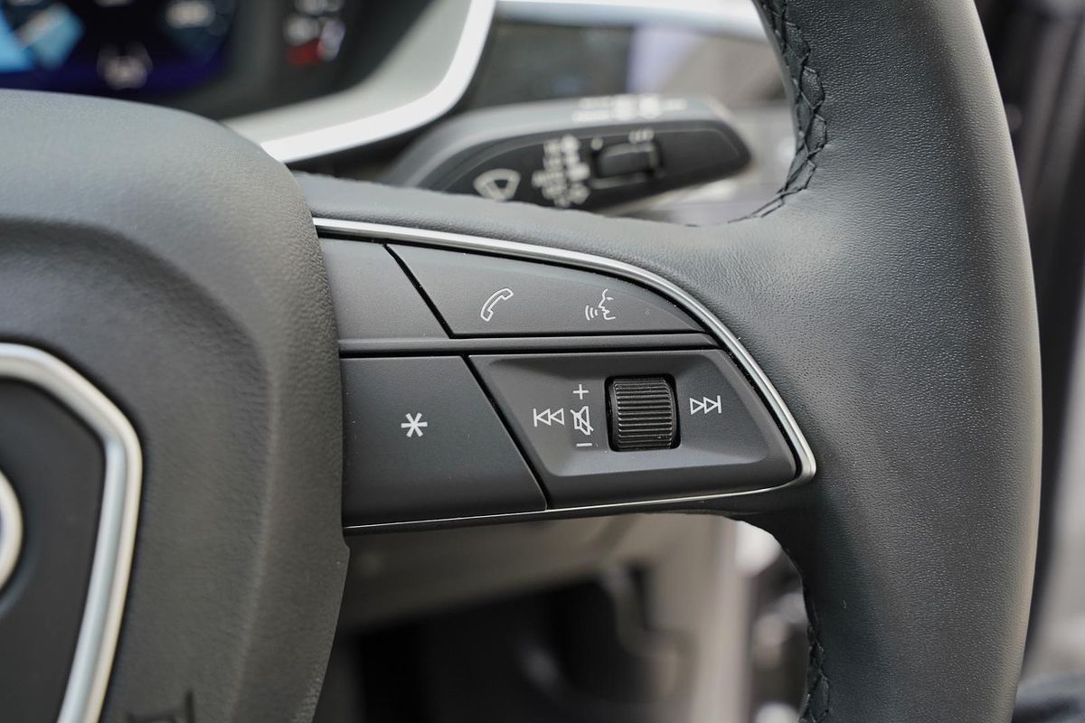 2025 Audi Q3 35 TFSI S line edition F3