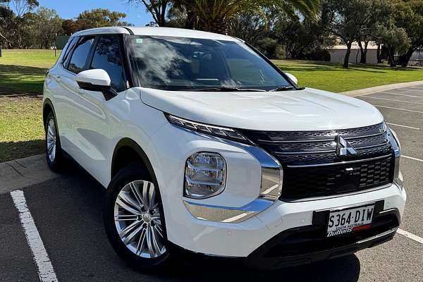 2023 Mitsubishi Outlander ES ZM