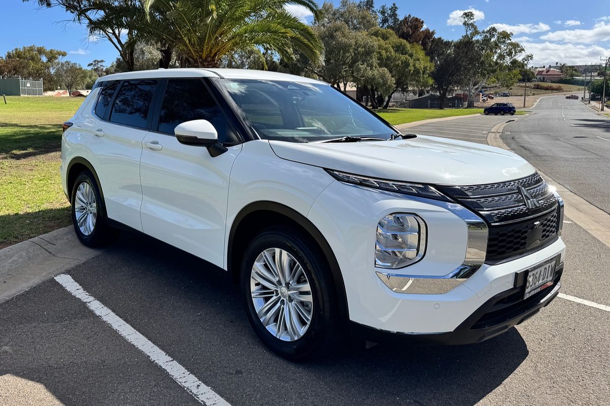 2023 Mitsubishi Outlander ES ZM