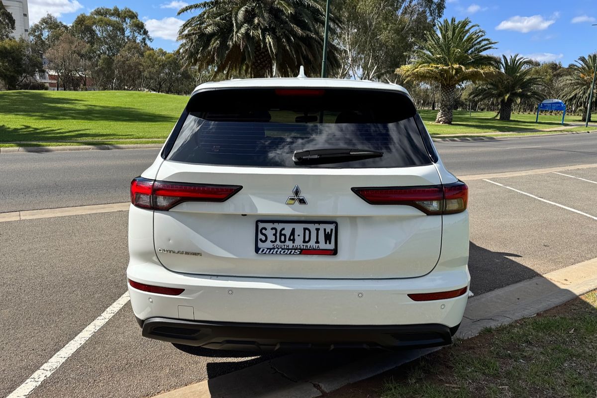 2023 Mitsubishi Outlander ES ZM