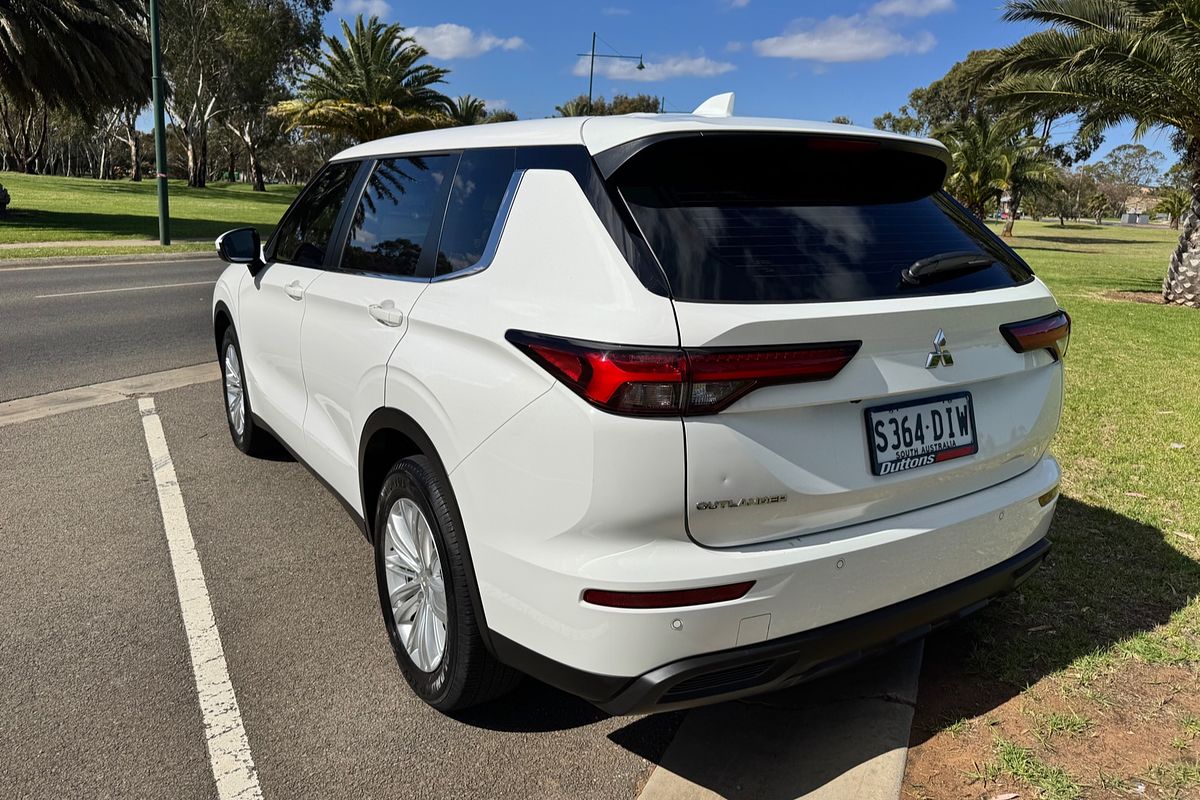 2023 Mitsubishi Outlander ES ZM